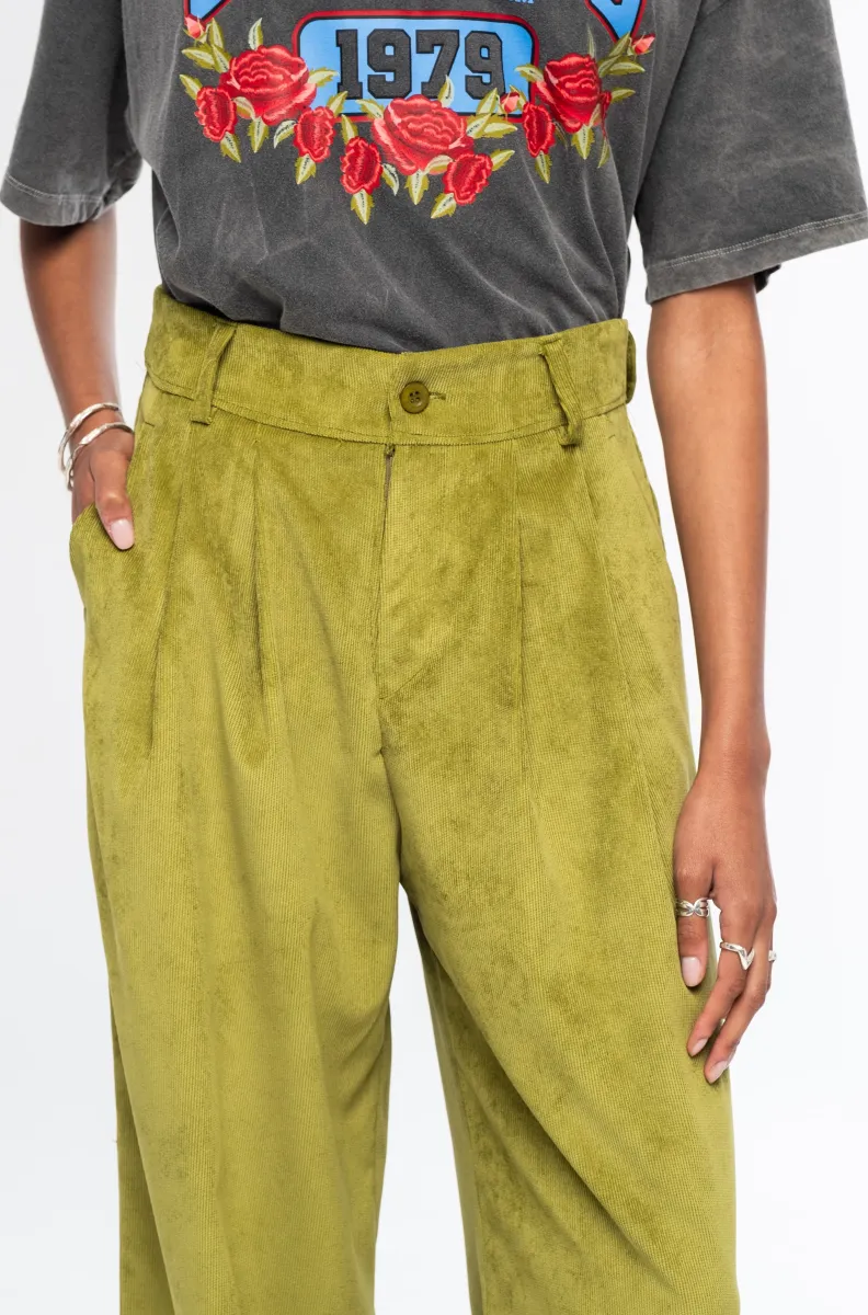 Το Limelight Pants της Peace + Chaos είναι ένα statement παντελόνι σε έντονη lime green απόχρωση, κατασκευασμένο από κοτλέ ύφασμα. Η wide leg γραμμή δημιουργεί μια μοντέρνα και εντυπωσιακή σιλουέτα, ενώ οι πιέτες προσθέτουν κομψότητα και όμορφη εφαρμογή.