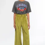 Το Limelight Pants της Peace + Chaos είναι ένα statement παντελόνι σε έντονη lime green απόχρωση, κατασκευασμένο από κοτλέ ύφασμα. Η wide leg γραμμή δημιουργεί μια μοντέρνα και εντυπωσιακή σιλουέτα, ενώ οι πιέτες προσθέτουν κομψότητα και όμορφη εφαρμογή.