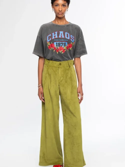 Το Limelight Pants της Peace + Chaos είναι ένα statement παντελόνι σε έντονη lime green απόχρωση, κατασκευασμένο από κοτλέ ύφασμα. Η wide leg γραμμή δημιουργεί μια μοντέρνα και εντυπωσιακή σιλουέτα, ενώ οι πιέτες προσθέτουν κομψότητα και όμορφη εφαρμογή.