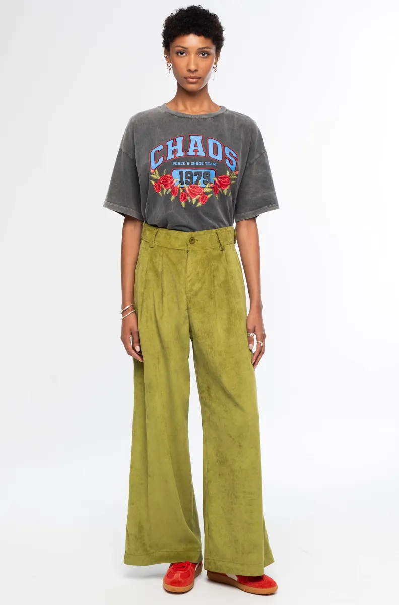 w26502a_4 Το Limelight Pants της Peace + Chaos είναι ένα statement παντελόνι σε έντονη lime green απόχρωση, κατασκευασμένο από κοτλέ ύφασμα. Η wide leg γραμμή δημιουργεί μια μοντέρνα και εντυπωσιακή σιλουέτα, ενώ οι πιέτες προσθέτουν κομψότητα και όμορφη εφαρμογή.
