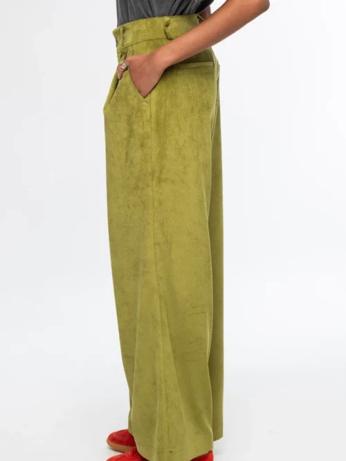 Το Limelight Pants της Peace + Chaos είναι ένα statement παντελόνι σε έντονη lime green απόχρωση, κατασκευασμένο από κοτλέ ύφασμα. Η wide leg γραμμή δημιουργεί μια μοντέρνα και εντυπωσιακή σιλουέτα, ενώ οι πιέτες προσθέτουν κομψότητα και όμορφη εφαρμογή.