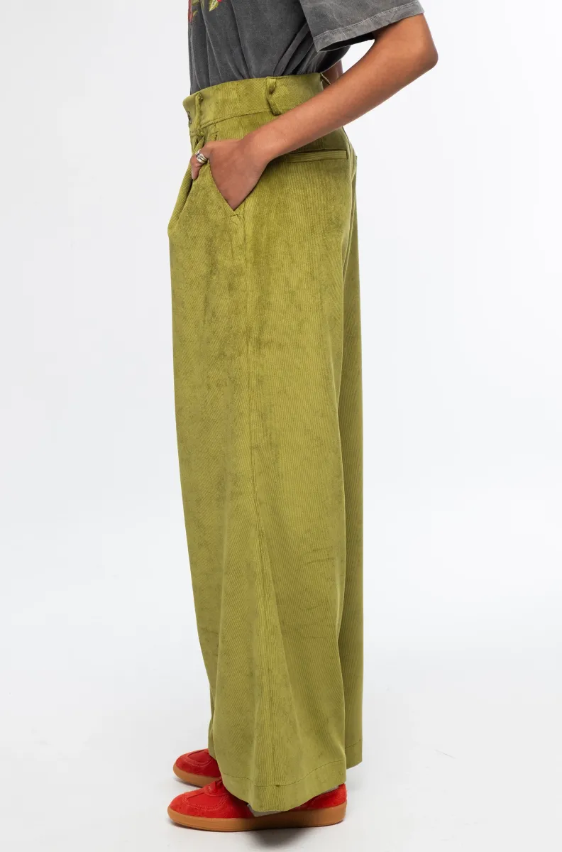 Το Limelight Pants της Peace + Chaos είναι ένα statement παντελόνι σε έντονη lime green απόχρωση, κατασκευασμένο από κοτλέ ύφασμα. Η wide leg γραμμή δημιουργεί μια μοντέρνα και εντυπωσιακή σιλουέτα, ενώ οι πιέτες προσθέτουν κομψότητα και όμορφη εφαρμογή.