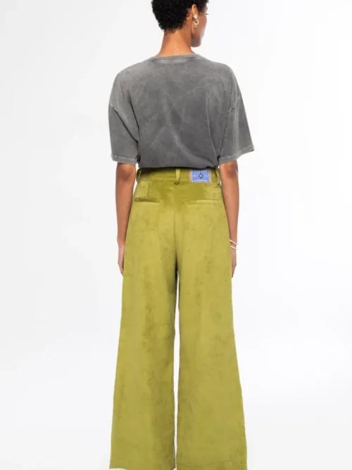 Το Limelight Pants της Peace + Chaos είναι ένα statement παντελόνι σε έντονη lime green απόχρωση, κατασκευασμένο από κοτλέ ύφασμα. Η wide leg γραμμή δημιουργεί μια μοντέρνα και εντυπωσιακή σιλουέτα, ενώ οι πιέτες προσθέτουν κομψότητα και όμορφη εφαρμογή.