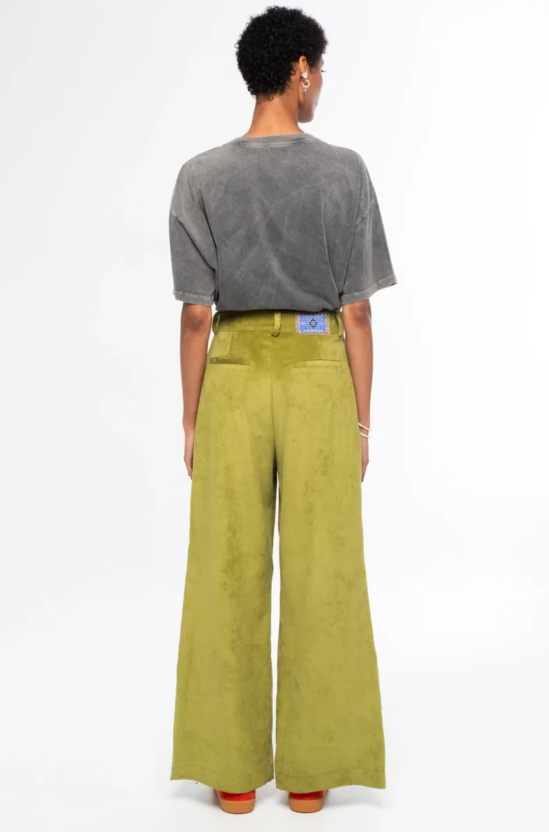 Το Limelight Pants της Peace + Chaos είναι ένα statement παντελόνι σε έντονη lime green απόχρωση, κατασκευασμένο από κοτλέ ύφασμα. Η wide leg γραμμή δημιουργεί μια μοντέρνα και εντυπωσιακή σιλουέτα, ενώ οι πιέτες προσθέτουν κομψότητα και όμορφη εφαρμογή.