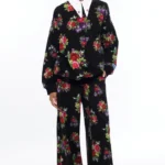 Το Bouquet Pants της Peace + Chaos συνδυάζει άνεση και κομψότητα σε ένα σύγχρονο, relaxed σχέδιο. Είναι κατασκευασμένο από βαμβακερό jersey τύπου sweatshirt, προσφέροντας απαλή αίσθηση και άνεση στην καθημερινή χρήση.