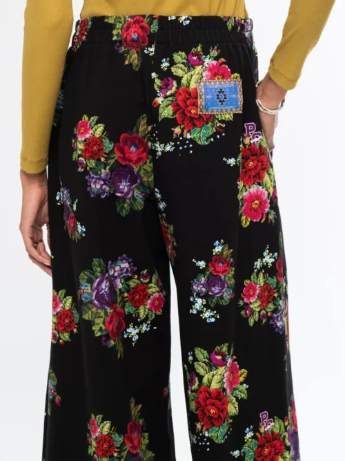 Το Bouquet Pants της Peace + Chaos συνδυάζει άνεση και κομψότητα σε ένα σύγχρονο, relaxed σχέδιο. Είναι κατασκευασμένο από βαμβακερό jersey τύπου sweatshirt, προσφέροντας απαλή αίσθηση και άνεση στην καθημερινή χρήση.