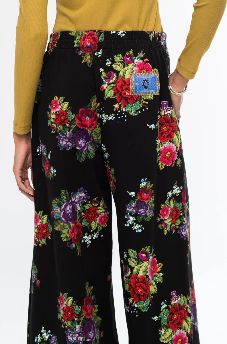 Το Bouquet Pants της Peace + Chaos συνδυάζει άνεση και κομψότητα σε ένα σύγχρονο, relaxed σχέδιο. Είναι κατασκευασμένο από βαμβακερό jersey τύπου sweatshirt, προσφέροντας απαλή αίσθηση και άνεση στην καθημερινή χρήση.
