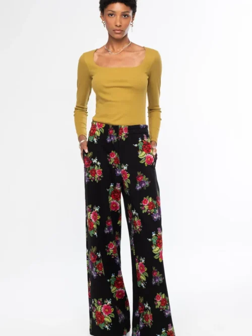 Το Bouquet Pants της Peace + Chaos συνδυάζει άνεση και κομψότητα σε ένα σύγχρονο, relaxed σχέδιο. Είναι κατασκευασμένο από βαμβακερό jersey τύπου sweatshirt, προσφέροντας απαλή αίσθηση και άνεση στην καθημερινή χρήση.