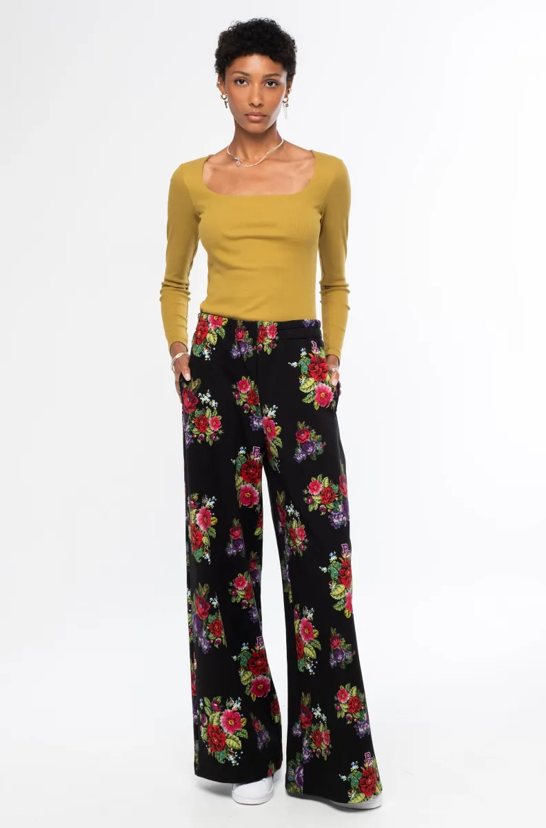Το Bouquet Pants της Peace + Chaos συνδυάζει άνεση και κομψότητα σε ένα σύγχρονο, relaxed σχέδιο. Είναι κατασκευασμένο από βαμβακερό jersey τύπου sweatshirt, προσφέροντας απαλή αίσθηση και άνεση στην καθημερινή χρήση.