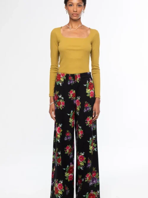 Το Bouquet Pants της Peace + Chaos συνδυάζει άνεση και κομψότητα σε ένα σύγχρονο, relaxed σχέδιο. Είναι κατασκευασμένο από βαμβακερό jersey τύπου sweatshirt, προσφέροντας απαλή αίσθηση και άνεση στην καθημερινή χρήση.