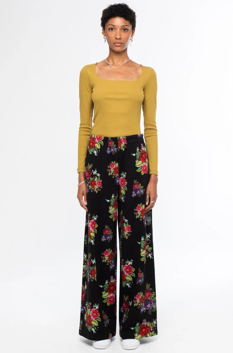 Το Bouquet Pants της Peace + Chaos συνδυάζει άνεση και κομψότητα σε ένα σύγχρονο, relaxed σχέδιο. Είναι κατασκευασμένο από βαμβακερό jersey τύπου sweatshirt, προσφέροντας απαλή αίσθηση και άνεση στην καθημερινή χρήση.
