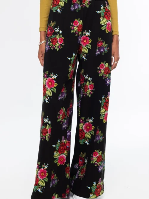 Το Bouquet Pants της Peace + Chaos συνδυάζει άνεση και κομψότητα σε ένα σύγχρονο, relaxed σχέδιο. Είναι κατασκευασμένο από βαμβακερό jersey τύπου sweatshirt, προσφέροντας απαλή αίσθηση και άνεση στην καθημερινή χρήση.
