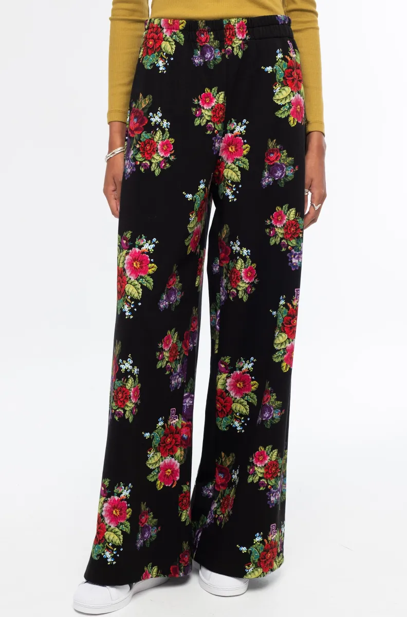 Το Bouquet Pants της Peace + Chaos συνδυάζει άνεση και κομψότητα σε ένα σύγχρονο, relaxed σχέδιο. Είναι κατασκευασμένο από βαμβακερό jersey τύπου sweatshirt, προσφέροντας απαλή αίσθηση και άνεση στην καθημερινή χρήση.
