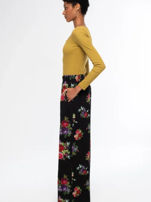 Το Bouquet Pants της Peace + Chaos συνδυάζει άνεση και κομψότητα σε ένα σύγχρονο, relaxed σχέδιο. Είναι κατασκευασμένο από βαμβακερό jersey τύπου sweatshirt, προσφέροντας απαλή αίσθηση και άνεση στην καθημερινή χρήση.