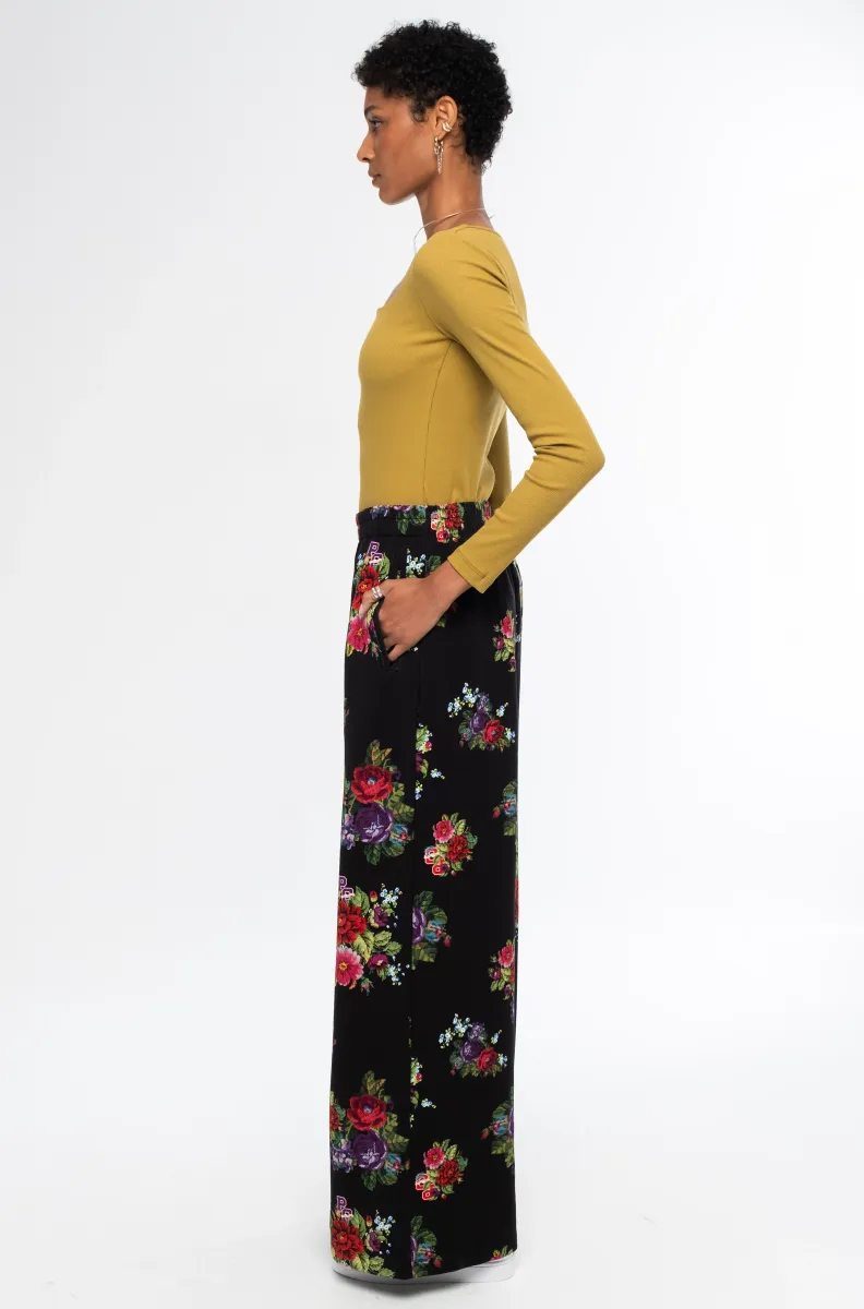 Το Bouquet Pants της Peace + Chaos συνδυάζει άνεση και κομψότητα σε ένα σύγχρονο, relaxed σχέδιο. Είναι κατασκευασμένο από βαμβακερό jersey τύπου sweatshirt, προσφέροντας απαλή αίσθηση και άνεση στην καθημερινή χρήση.