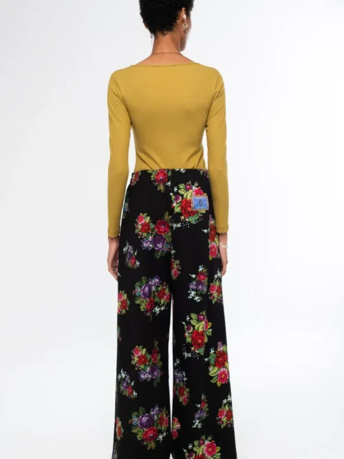 Το Bouquet Pants της Peace + Chaos συνδυάζει άνεση και κομψότητα σε ένα σύγχρονο, relaxed σχέδιο. Είναι κατασκευασμένο από βαμβακερό jersey τύπου sweatshirt, προσφέροντας απαλή αίσθηση και άνεση στην καθημερινή χρήση.