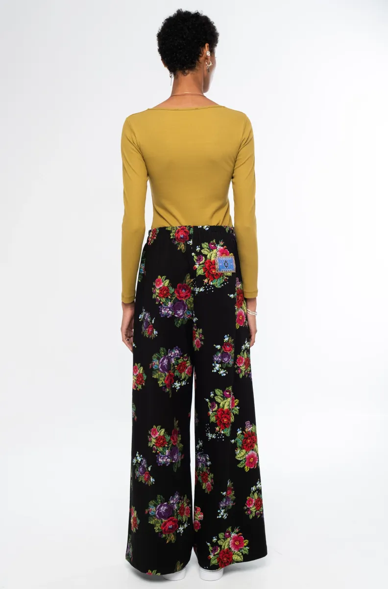 Το Bouquet Pants της Peace + Chaos συνδυάζει άνεση και κομψότητα σε ένα σύγχρονο, relaxed σχέδιο. Είναι κατασκευασμένο από βαμβακερό jersey τύπου sweatshirt, προσφέροντας απαλή αίσθηση και άνεση στην καθημερινή χρήση.