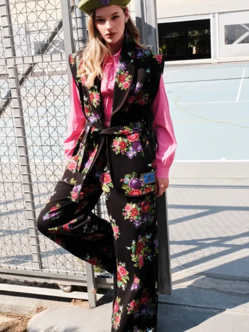 Το Bouquet Pants της Peace + Chaos συνδυάζει άνεση και κομψότητα σε ένα σύγχρονο, relaxed σχέδιο. Είναι κατασκευασμένο από βαμβακερό jersey τύπου sweatshirt, προσφέροντας απαλή αίσθηση και άνεση στην καθημερινή χρήση.