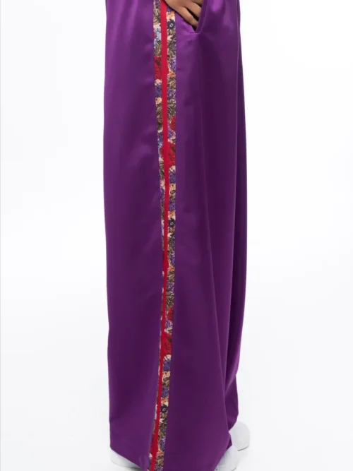 Το Duchess Pants της Peace + Chaos είναι ένα κομψό και ιδιαίτερο παντελόνι από heavy satin, με ίσια γραμμή και χαλαρή εφαρμογή. Ξεχωρίζει για την εντυπωσιακή πλαϊνή λωρίδα με placement print εμπνευσμένο από ταπισερί, που προσθέτει μια fashion-forward και ξεχωριστή πινελιά στο σχέδιο.