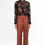 Το Honey Pants της Peace + Chaos είναι ένα μοντέρνο παντελόνι από eco-leather, σχεδιασμένο σε ίσια γραμμή για κομψές και σύγχρονες εμφανίσεις. Διαθέτει ψηλόμεση εφαρμογή και cropped μήκος, δημιουργώντας μια ιδιαίτερη σιλουέτα που μπορεί να συνδυαστεί εύκολα με διαφορετικά styles.