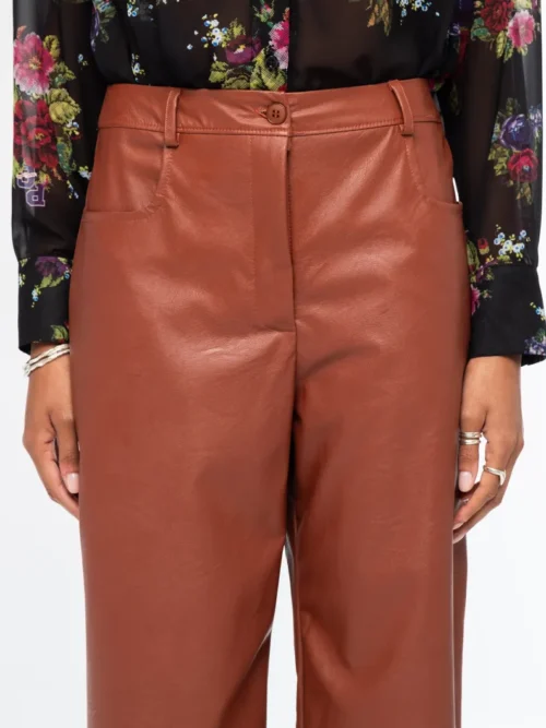 Το Honey Pants της Peace + Chaos είναι ένα μοντέρνο παντελόνι από eco-leather, σχεδιασμένο σε ίσια γραμμή για κομψές και σύγχρονες εμφανίσεις. Διαθέτει ψηλόμεση εφαρμογή και cropped μήκος, δημιουργώντας μια ιδιαίτερη σιλουέτα που μπορεί να συνδυαστεί εύκολα με διαφορετικά styles.