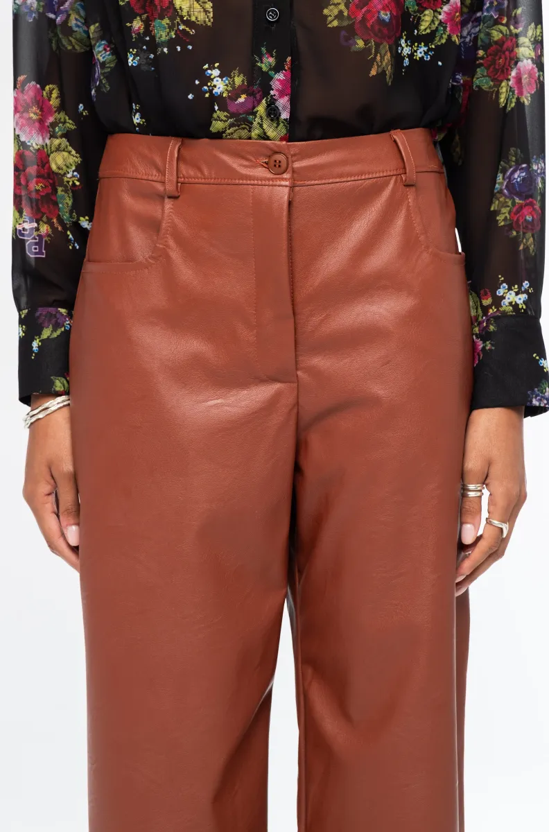 Το Honey Pants της Peace + Chaos είναι ένα μοντέρνο παντελόνι από eco-leather, σχεδιασμένο σε ίσια γραμμή για κομψές και σύγχρονες εμφανίσεις. Διαθέτει ψηλόμεση εφαρμογή και cropped μήκος, δημιουργώντας μια ιδιαίτερη σιλουέτα που μπορεί να συνδυαστεί εύκολα με διαφορετικά styles.