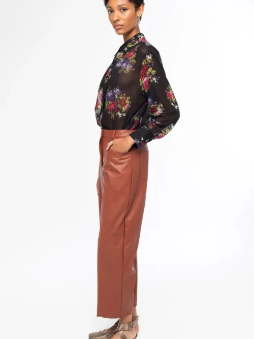 Το Honey Pants της Peace + Chaos είναι ένα μοντέρνο παντελόνι από eco-leather, σχεδιασμένο σε ίσια γραμμή για κομψές και σύγχρονες εμφανίσεις. Διαθέτει ψηλόμεση εφαρμογή και cropped μήκος, δημιουργώντας μια ιδιαίτερη σιλουέτα που μπορεί να συνδυαστεί εύκολα με διαφορετικά styles.