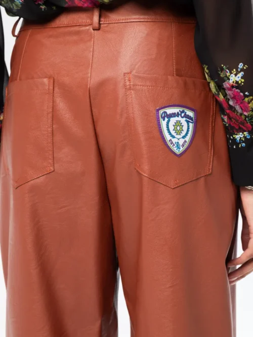 Το Honey Pants της Peace + Chaos είναι ένα μοντέρνο παντελόνι από eco-leather, σχεδιασμένο σε ίσια γραμμή για κομψές και σύγχρονες εμφανίσεις. Διαθέτει ψηλόμεση εφαρμογή και cropped μήκος, δημιουργώντας μια ιδιαίτερη σιλουέτα που μπορεί να συνδυαστεί εύκολα με διαφορετικά styles.