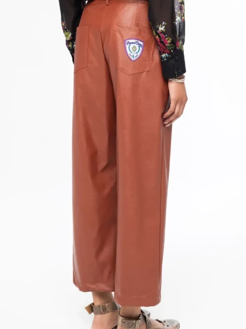 Το Honey Pants της Peace + Chaos είναι ένα μοντέρνο παντελόνι από eco-leather, σχεδιασμένο σε ίσια γραμμή για κομψές και σύγχρονες εμφανίσεις. Διαθέτει ψηλόμεση εφαρμογή και cropped μήκος, δημιουργώντας μια ιδιαίτερη σιλουέτα που μπορεί να συνδυαστεί εύκολα με διαφορετικά styles.