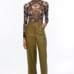 Το Honey Pants της Peace + Chaos είναι ένα μοντέρνο παντελόνι από eco-leather, σχεδιασμένο σε ίσια γραμμή για κομψές και σύγχρονες εμφανίσεις. Διαθέτει ψηλόμεση εφαρμογή και cropped μήκος, δημιουργώντας μια ιδιαίτερη σιλουέτα που μπορεί να συνδυαστεί εύκολα με διαφορετικά styles.
