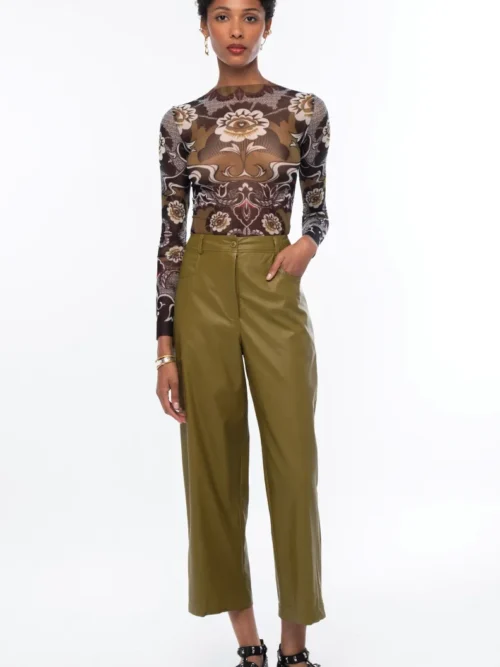 Το Honey Pants της Peace + Chaos είναι ένα μοντέρνο παντελόνι από eco-leather, σχεδιασμένο σε ίσια γραμμή για κομψές και σύγχρονες εμφανίσεις. Διαθέτει ψηλόμεση εφαρμογή και cropped μήκος, δημιουργώντας μια ιδιαίτερη σιλουέτα που μπορεί να συνδυαστεί εύκολα με διαφορετικά styles.