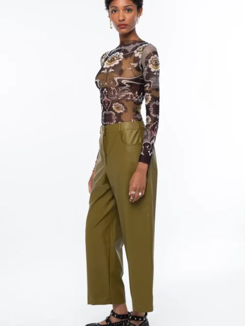 Το Honey Pants της Peace + Chaos είναι ένα μοντέρνο παντελόνι από eco-leather, σχεδιασμένο σε ίσια γραμμή για κομψές και σύγχρονες εμφανίσεις. Διαθέτει ψηλόμεση εφαρμογή και cropped μήκος, δημιουργώντας μια ιδιαίτερη σιλουέτα που μπορεί να συνδυαστεί εύκολα με διαφορετικά styles.