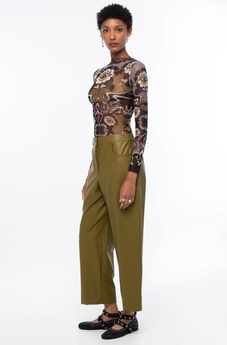 Το Honey Pants της Peace + Chaos είναι ένα μοντέρνο παντελόνι από eco-leather, σχεδιασμένο σε ίσια γραμμή για κομψές και σύγχρονες εμφανίσεις. Διαθέτει ψηλόμεση εφαρμογή και cropped μήκος, δημιουργώντας μια ιδιαίτερη σιλουέτα που μπορεί να συνδυαστεί εύκολα με διαφορετικά styles.