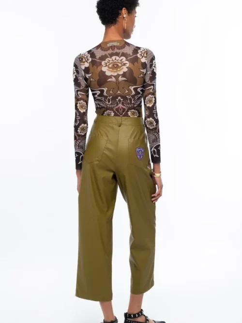 Το Honey Pants της Peace + Chaos είναι ένα μοντέρνο παντελόνι από eco-leather, σχεδιασμένο σε ίσια γραμμή για κομψές και σύγχρονες εμφανίσεις. Διαθέτει ψηλόμεση εφαρμογή και cropped μήκος, δημιουργώντας μια ιδιαίτερη σιλουέτα που μπορεί να συνδυαστεί εύκολα με διαφορετικά styles.