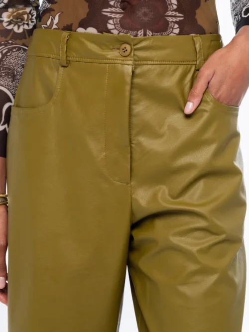 Το Honey Pants της Peace + Chaos είναι ένα μοντέρνο παντελόνι από eco-leather, σχεδιασμένο σε ίσια γραμμή για κομψές και σύγχρονες εμφανίσεις. Διαθέτει ψηλόμεση εφαρμογή και cropped μήκος, δημιουργώντας μια ιδιαίτερη σιλουέτα που μπορεί να συνδυαστεί εύκολα με διαφορετικά styles.
