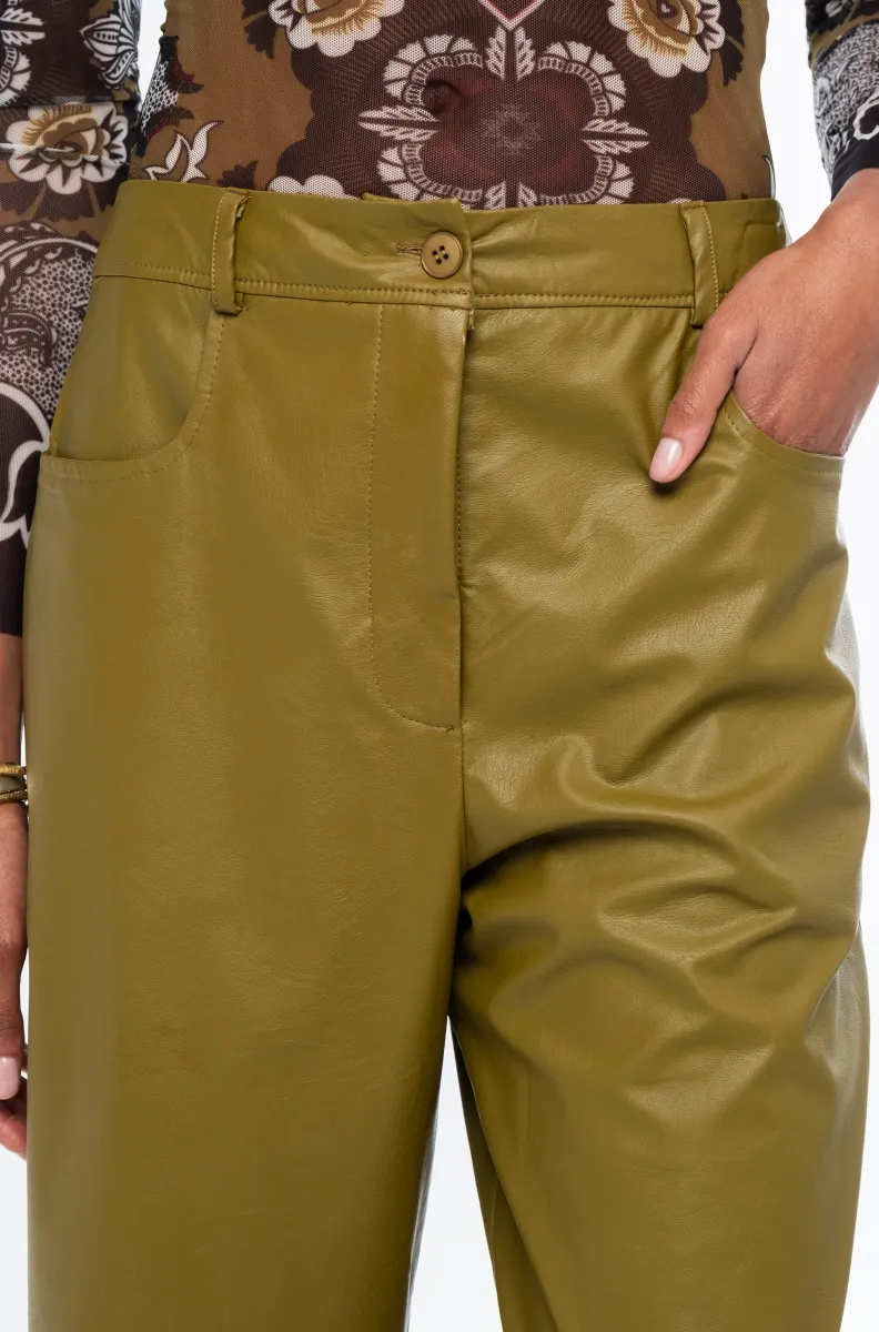Το Honey Pants της Peace + Chaos είναι ένα μοντέρνο παντελόνι από eco-leather, σχεδιασμένο σε ίσια γραμμή για κομψές και σύγχρονες εμφανίσεις. Διαθέτει ψηλόμεση εφαρμογή και cropped μήκος, δημιουργώντας μια ιδιαίτερη σιλουέτα που μπορεί να συνδυαστεί εύκολα με διαφορετικά styles.