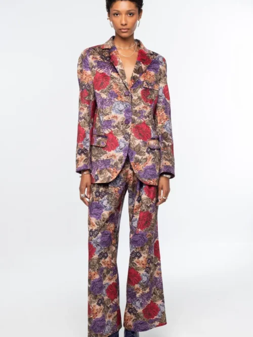 Το Tapestry Pants της Peace + Chaos συνδυάζει την κομψότητα του tailoring με ένα ιδιαίτερο all-over print εμπνευσμένο από πλούσια floral μοτίβα ταπισερί. Κατασκευασμένο από λεπτό κοτλέ ύφασμα, προσφέρει βάθος και ξεχωριστή υφή στο εντυπωσιακό print.