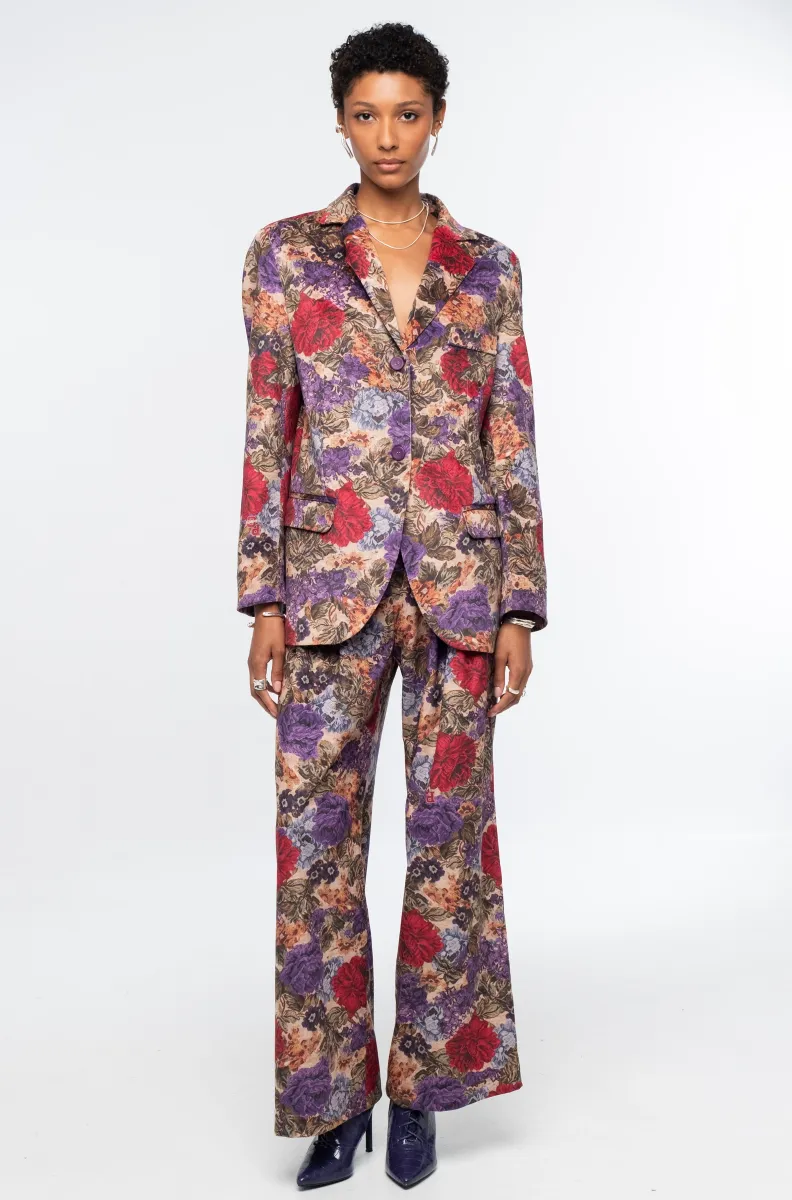 Το Tapestry Pants της Peace + Chaos συνδυάζει την κομψότητα του tailoring με ένα ιδιαίτερο all-over print εμπνευσμένο από πλούσια floral μοτίβα ταπισερί. Κατασκευασμένο από λεπτό κοτλέ ύφασμα, προσφέρει βάθος και ξεχωριστή υφή στο εντυπωσιακό print.