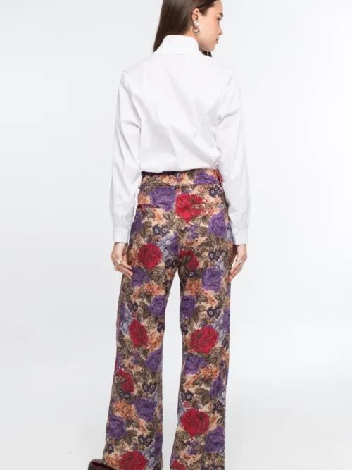 Το Tapestry Pants της Peace + Chaos συνδυάζει την κομψότητα του tailoring με ένα ιδιαίτερο all-over print εμπνευσμένο από πλούσια floral μοτίβα ταπισερί. Κατασκευασμένο από λεπτό κοτλέ ύφασμα, προσφέρει βάθος και ξεχωριστή υφή στο εντυπωσιακό print.