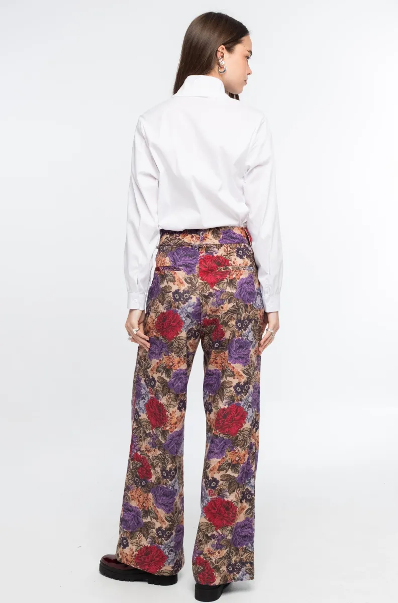 Το Tapestry Pants της Peace + Chaos συνδυάζει την κομψότητα του tailoring με ένα ιδιαίτερο all-over print εμπνευσμένο από πλούσια floral μοτίβα ταπισερί. Κατασκευασμένο από λεπτό κοτλέ ύφασμα, προσφέρει βάθος και ξεχωριστή υφή στο εντυπωσιακό print.