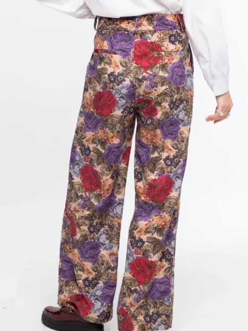 Το Tapestry Pants της Peace + Chaos συνδυάζει την κομψότητα του tailoring με ένα ιδιαίτερο all-over print εμπνευσμένο από πλούσια floral μοτίβα ταπισερί. Κατασκευασμένο από λεπτό κοτλέ ύφασμα, προσφέρει βάθος και ξεχωριστή υφή στο εντυπωσιακό print.
