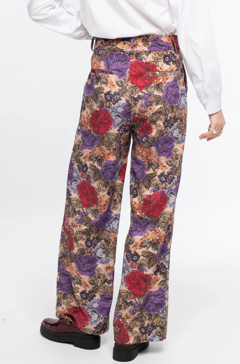 Το Tapestry Pants της Peace + Chaos συνδυάζει την κομψότητα του tailoring με ένα ιδιαίτερο all-over print εμπνευσμένο από πλούσια floral μοτίβα ταπισερί. Κατασκευασμένο από λεπτό κοτλέ ύφασμα, προσφέρει βάθος και ξεχωριστή υφή στο εντυπωσιακό print.