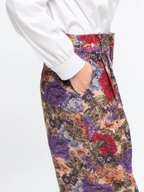Το Tapestry Pants της Peace + Chaos συνδυάζει την κομψότητα του tailoring με ένα ιδιαίτερο all-over print εμπνευσμένο από πλούσια floral μοτίβα ταπισερί. Κατασκευασμένο από λεπτό κοτλέ ύφασμα, προσφέρει βάθος και ξεχωριστή υφή στο εντυπωσιακό print.
