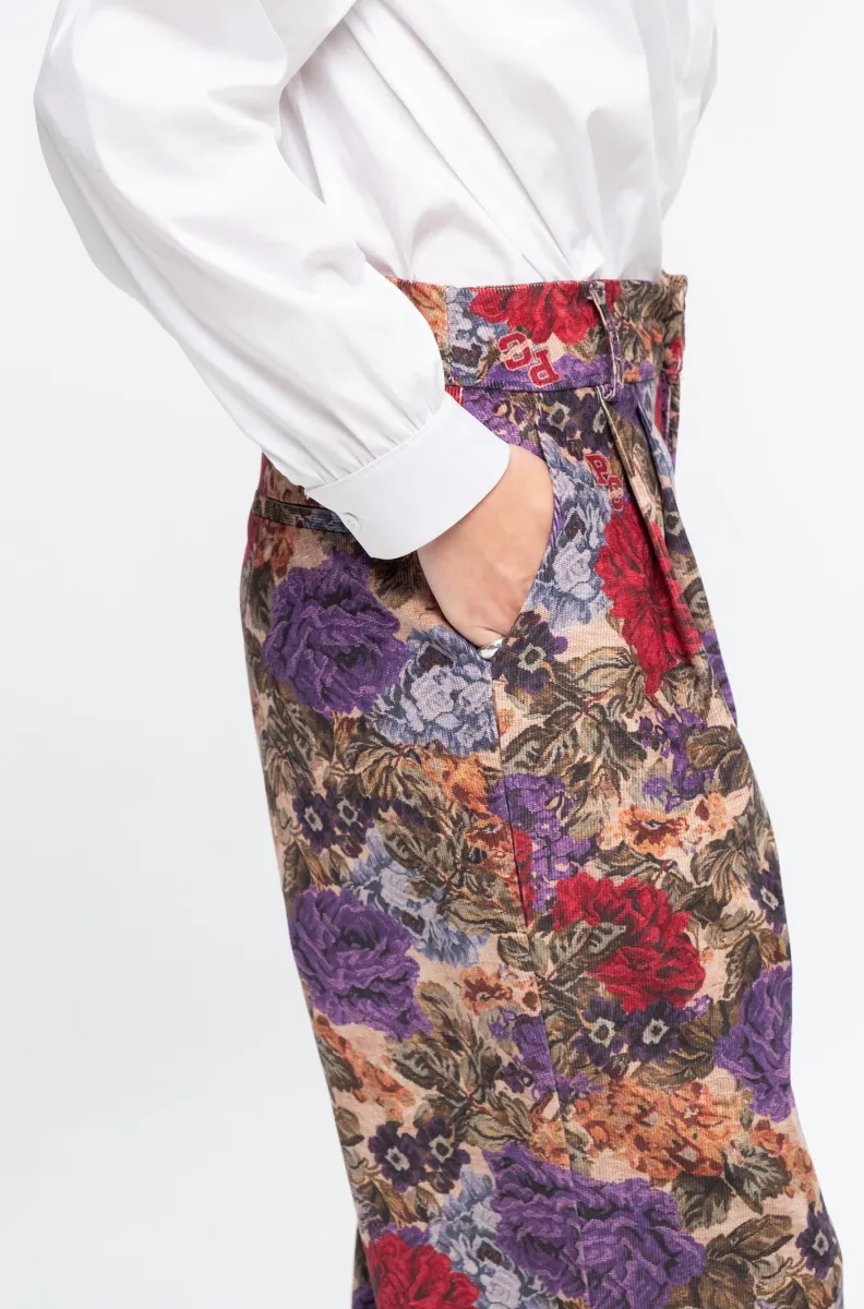 Το Tapestry Pants της Peace + Chaos συνδυάζει την κομψότητα του tailoring με ένα ιδιαίτερο all-over print εμπνευσμένο από πλούσια floral μοτίβα ταπισερί. Κατασκευασμένο από λεπτό κοτλέ ύφασμα, προσφέρει βάθος και ξεχωριστή υφή στο εντυπωσιακό print.