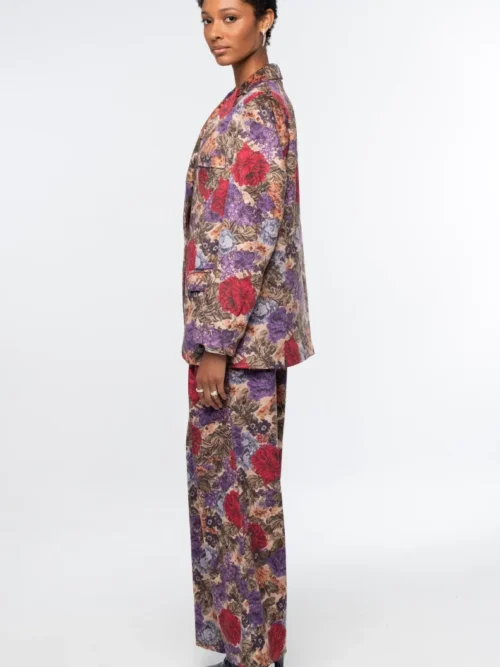 Το Tapestry Pants της Peace + Chaos συνδυάζει την κομψότητα του tailoring με ένα ιδιαίτερο all-over print εμπνευσμένο από πλούσια floral μοτίβα ταπισερί. Κατασκευασμένο από λεπτό κοτλέ ύφασμα, προσφέρει βάθος και ξεχωριστή υφή στο εντυπωσιακό print.