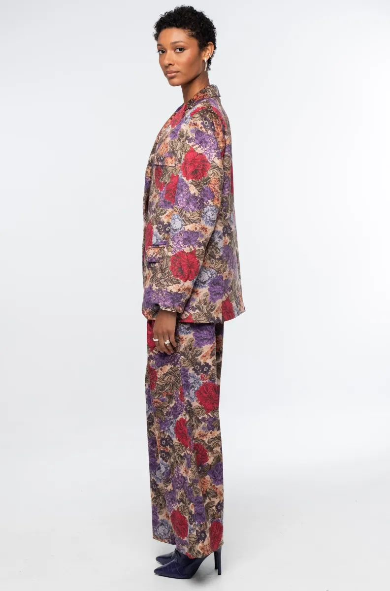 Το Tapestry Pants της Peace + Chaos συνδυάζει την κομψότητα του tailoring με ένα ιδιαίτερο all-over print εμπνευσμένο από πλούσια floral μοτίβα ταπισερί. Κατασκευασμένο από λεπτό κοτλέ ύφασμα, προσφέρει βάθος και ξεχωριστή υφή στο εντυπωσιακό print.