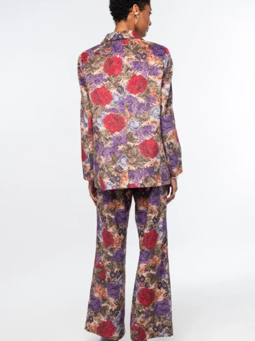 Το Tapestry Pants της Peace + Chaos συνδυάζει την κομψότητα του tailoring με ένα ιδιαίτερο all-over print εμπνευσμένο από πλούσια floral μοτίβα ταπισερί. Κατασκευασμένο από λεπτό κοτλέ ύφασμα, προσφέρει βάθος και ξεχωριστή υφή στο εντυπωσιακό print.