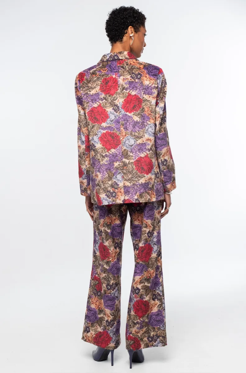 Το Tapestry Pants της Peace + Chaos συνδυάζει την κομψότητα του tailoring με ένα ιδιαίτερο all-over print εμπνευσμένο από πλούσια floral μοτίβα ταπισερί. Κατασκευασμένο από λεπτό κοτλέ ύφασμα, προσφέρει βάθος και ξεχωριστή υφή στο εντυπωσιακό print.