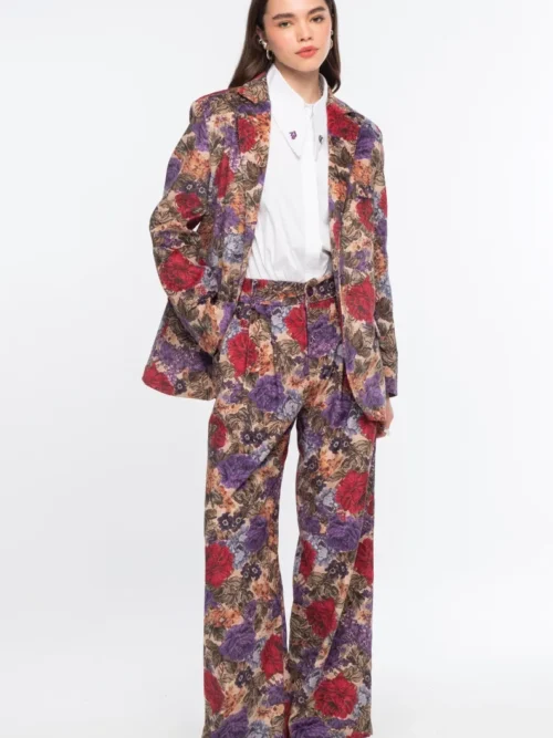Το Tapestry Pants της Peace + Chaos συνδυάζει την κομψότητα του tailoring με ένα ιδιαίτερο all-over print εμπνευσμένο από πλούσια floral μοτίβα ταπισερί. Κατασκευασμένο από λεπτό κοτλέ ύφασμα, προσφέρει βάθος και ξεχωριστή υφή στο εντυπωσιακό print.