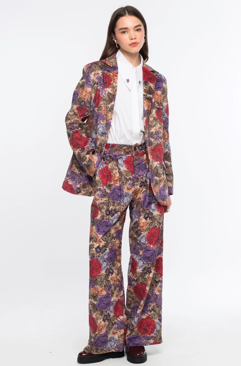 Το Tapestry Pants της Peace + Chaos συνδυάζει την κομψότητα του tailoring με ένα ιδιαίτερο all-over print εμπνευσμένο από πλούσια floral μοτίβα ταπισερί. Κατασκευασμένο από λεπτό κοτλέ ύφασμα, προσφέρει βάθος και ξεχωριστή υφή στο εντυπωσιακό print.